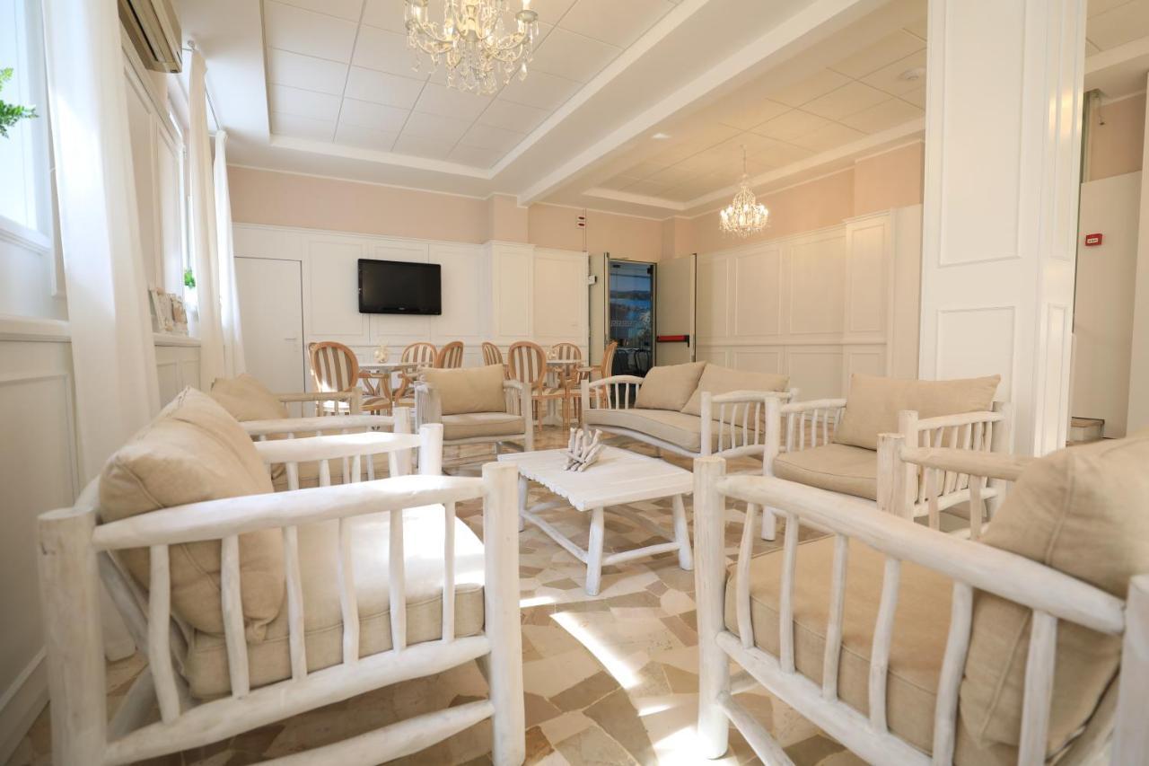 Hotel Continental Pietra Ligure Exterior photo